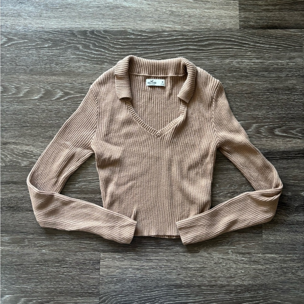 Hollister V-Neck Ribbed Sweater in Tan